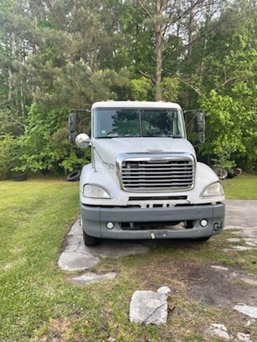 Freightliner Columbia SemiTractor Truck